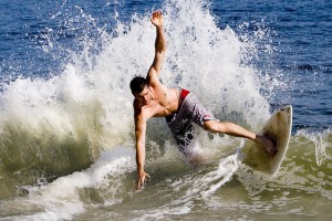 综合体育-德约科维奇回归赛场，连败首场状态亮眼，老鹰观众沸腾！